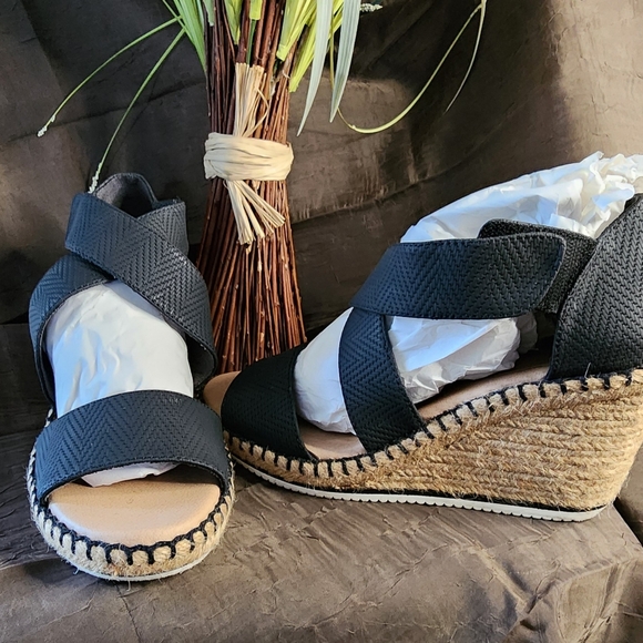 SHOES - Picture 6 of 11